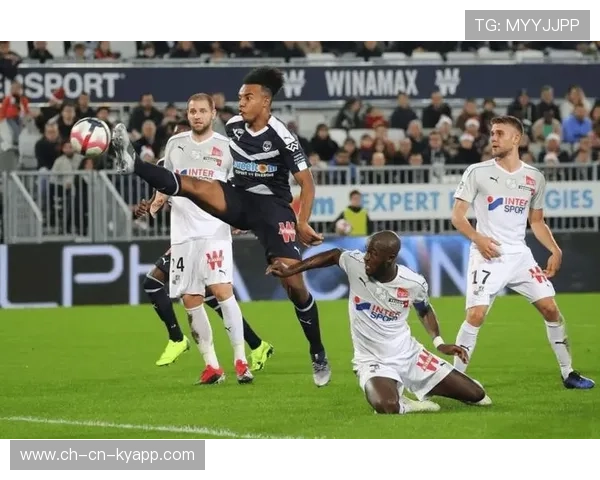 亚眠队在重要比赛中击败对手，继续努力向前，亚眠攻势